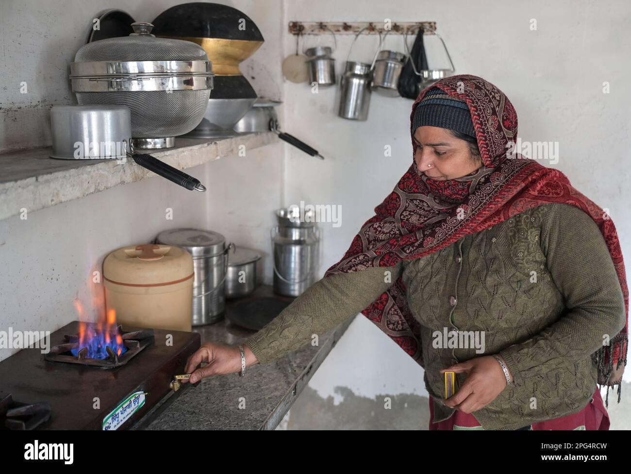 INDIEN, Punjab, Homestead mit kleiner Biogasanlage zum Kochen, Biogasofen in der Küche / INDIEN, Punjab, Bauernhof mit kleiner Biogasanlage , das Gas wird in der Küche zum kochen genutzt Stockfoto