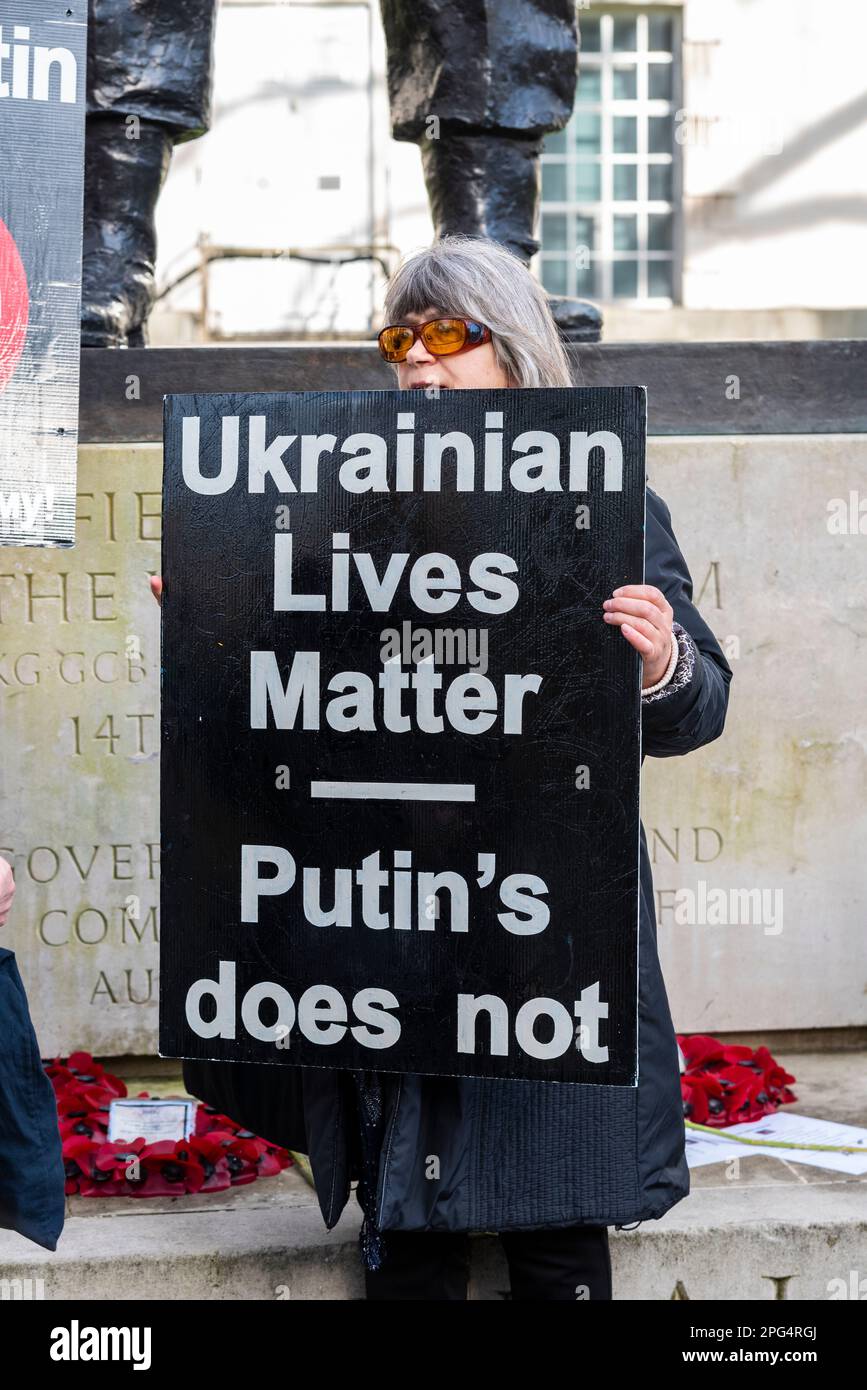 Ukrainischer Kriegsprotest gegen Wladimir Putin. Protester mit Plakat. Ukrainische Leben sind wichtig, Putins nicht Stockfoto