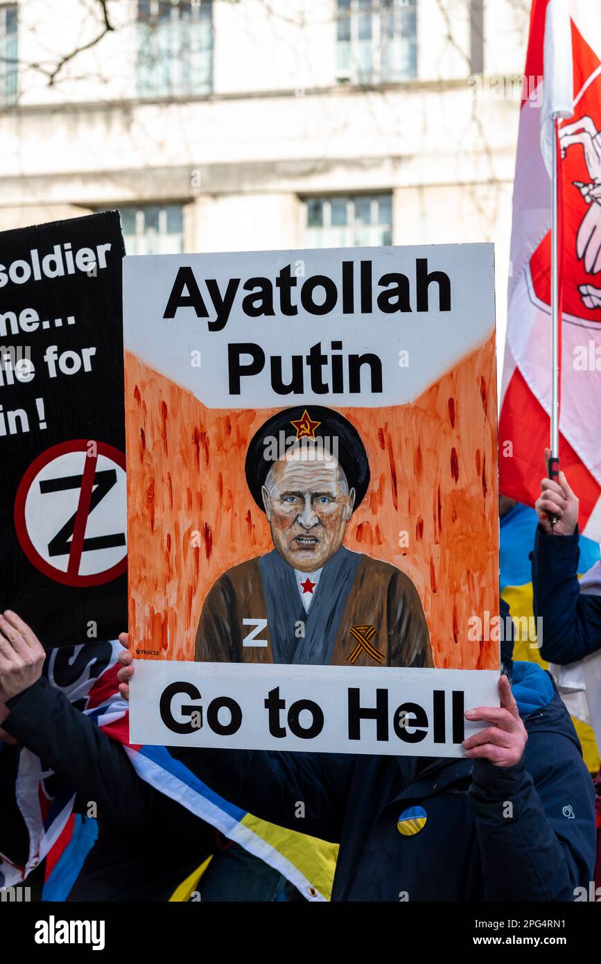 Ukrainischer Kriegsprotest gegen Wladimir Putin. Demonstranten mit Plakat mit Putin als Ayatollah Putin, fahr zur Hölle Stockfoto