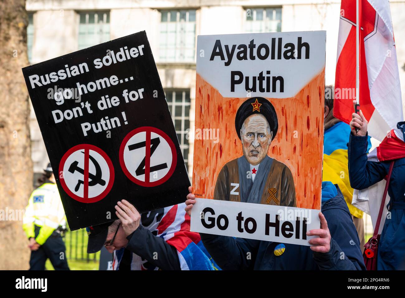 Ukrainischer Kriegsprotest gegen Wladimir Putin. Demonstranten mit Plakat mit Putin als Ayatollah Putin, fahr zur Hölle. Russischer Soldat, geh nach Hause Stockfoto