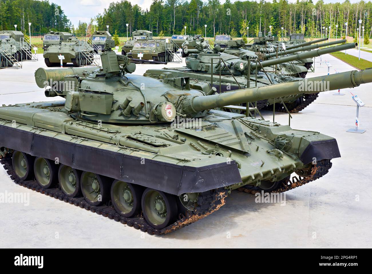 PARK PATRIOT, KUBINKA, MOSKAU, RUSSLAND - 11. Juli 2017: Die wichtigsten Kampfpanzer der Sowjets T-64 und T-72 Stockfoto