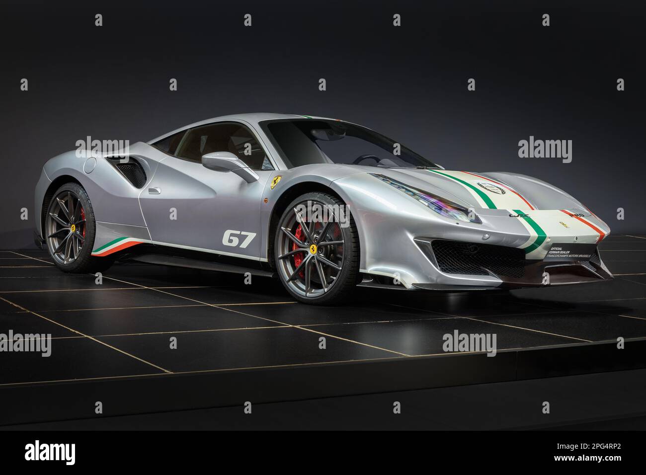 BRÜSSEL, BELGIEN – 26. DEZEMBER 2022: 2019 Ferrari 488 Pista Piloti (Farbe Nurburgring Silber) in Autoworld Brüssel Stockfoto