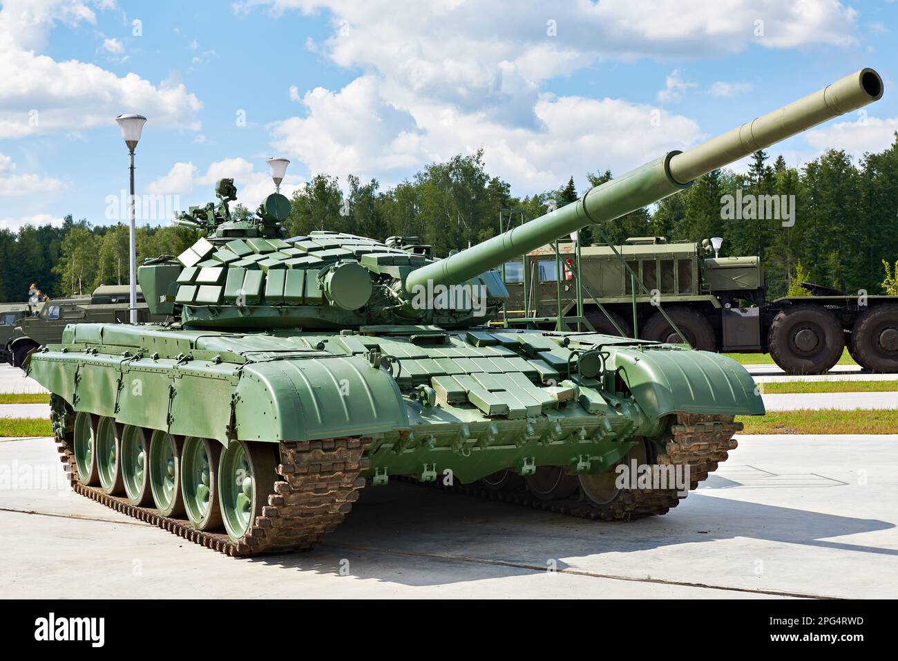 PARK PATRIOT, KUBINKA, MOSKAU REGION, RUSSLAND - 11. Juli 2017: Sowjetischer Hauptkampfpanzer T-72 mit reaktiver Rüstung Stockfoto