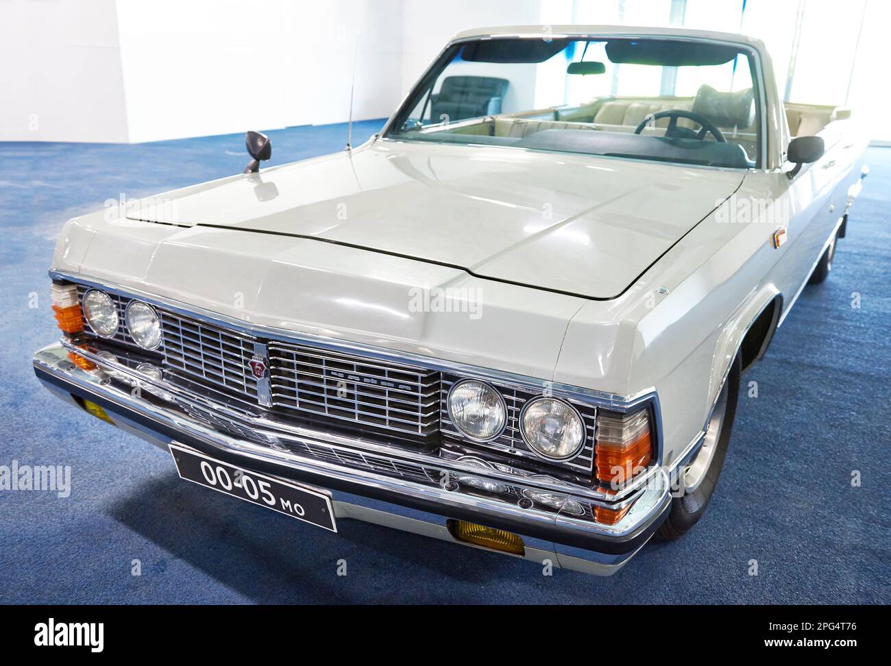 PARK PATRIOT, KUBINKA, MOSKAU REGION, RUSSLAND - 11. Juli 2017: GAZ-14 Chaika sowjetisches Cabriolet Car Stockfoto