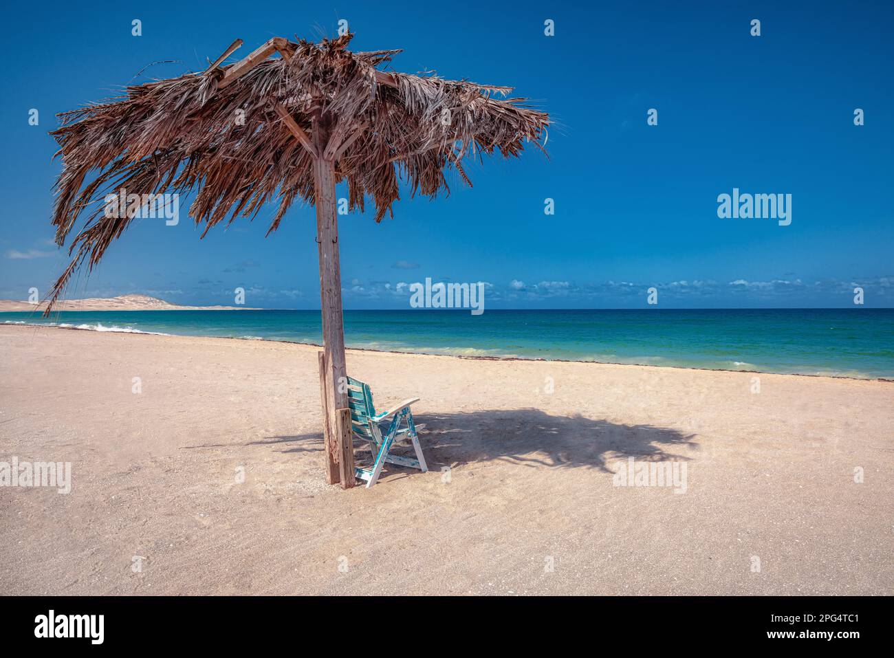 Großer, breiter Strand am Meer mit Sonnenschirm und Sessel, Relax, Ruhe, Platz Stockfoto