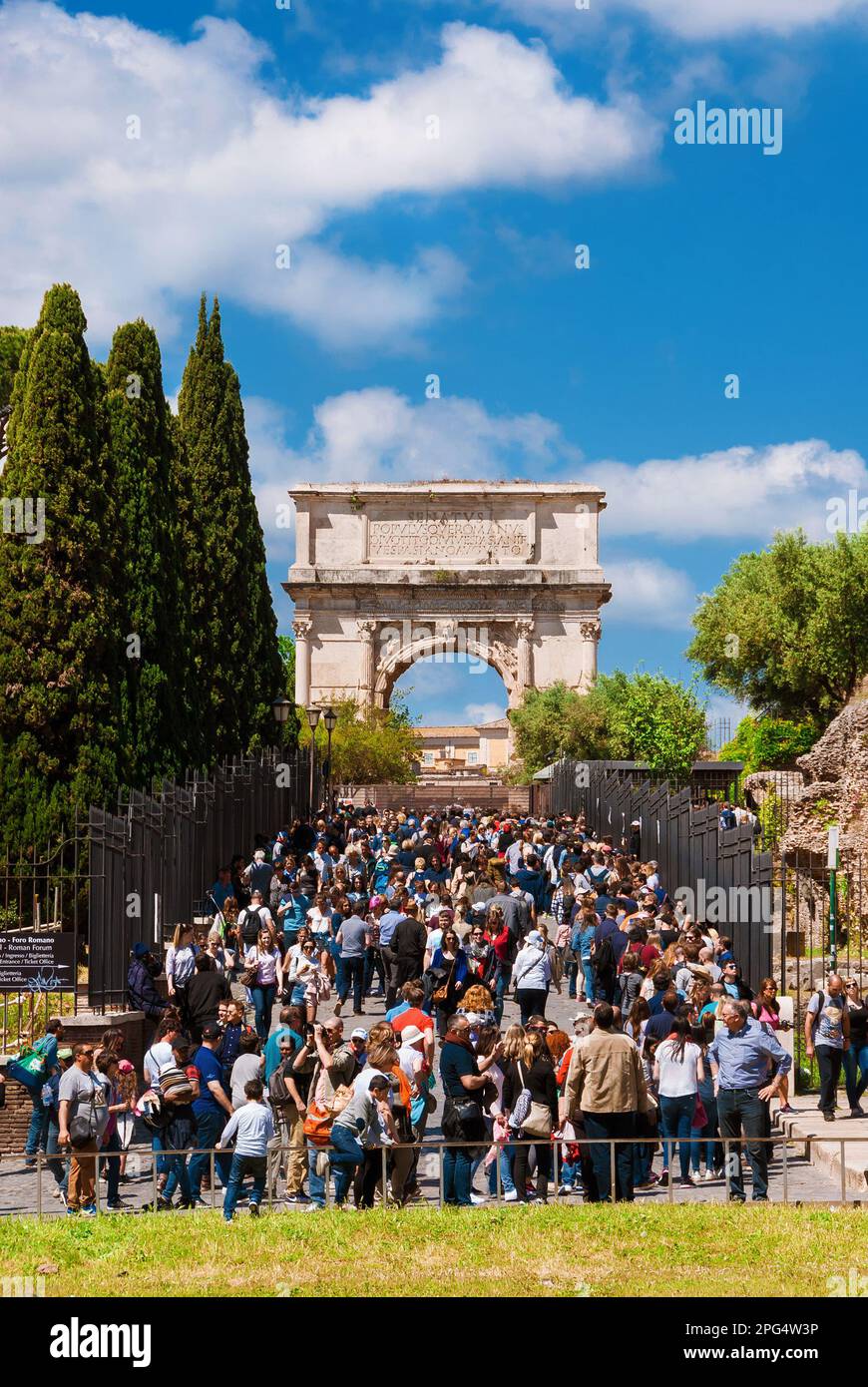 Besichtigungstour in Rom. Touristen in der Schlange, die auf das Forum Romanum über den Titusbogen warten Stockfoto