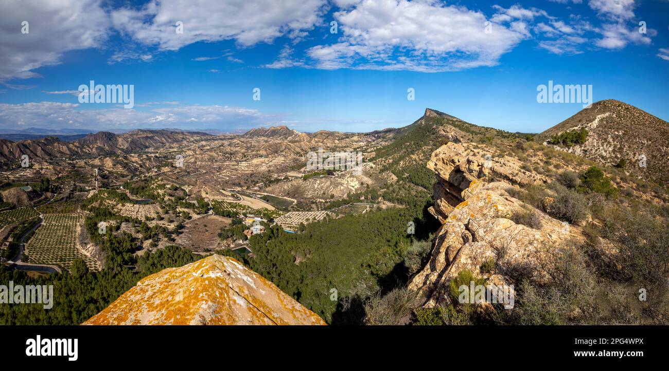 Panoramablick auf die trockene und halbbewaldete Gegend namens „Lunar Landscape“ im Naturpark El Valle in Murcia, Spanien Stockfoto