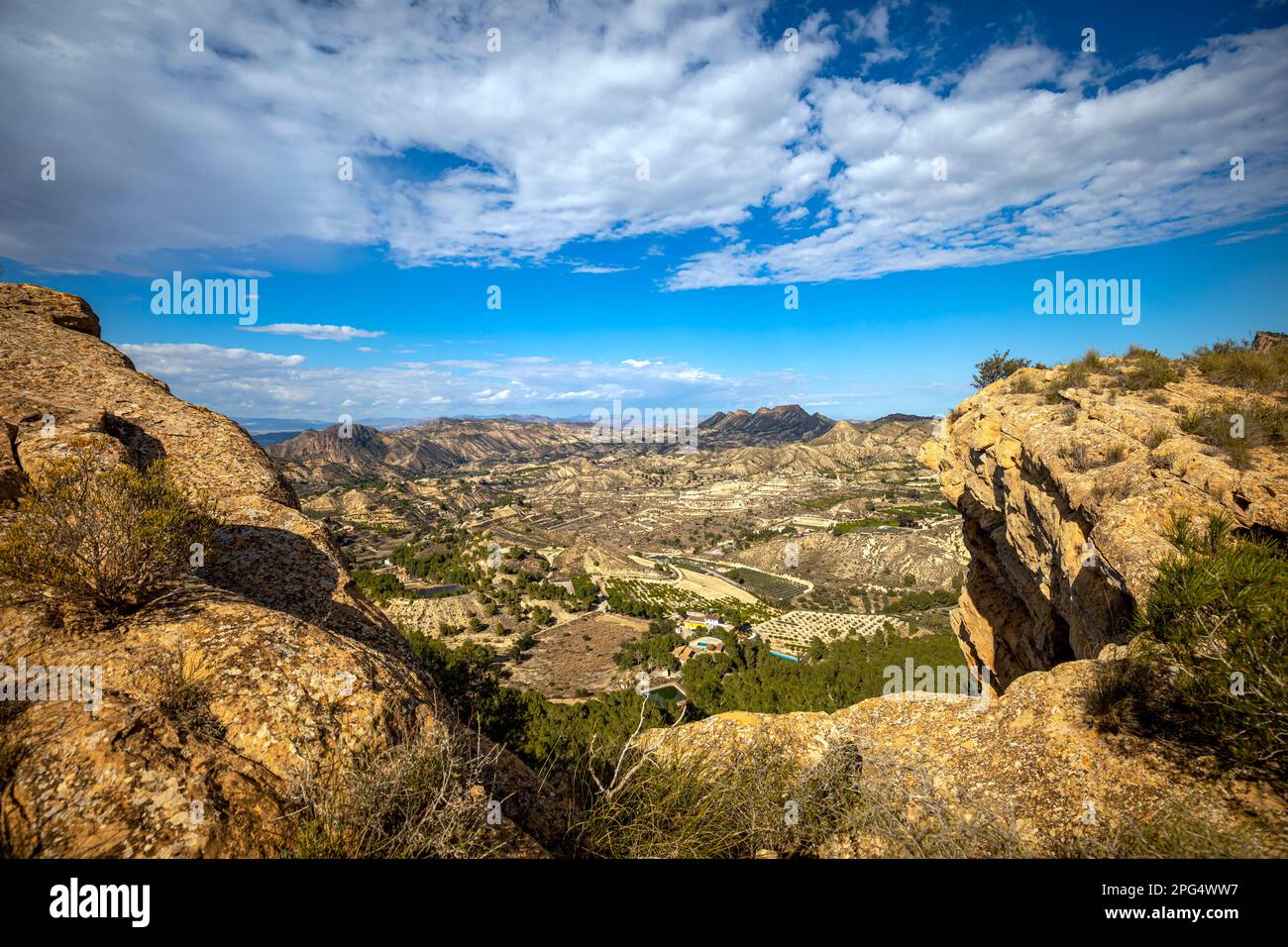 Panoramablick zwischen Felsen auf das trockene und halbwaldige Gebiet namens „Lunar Landscape“ im Naturpark El Valle in Murcia, Spanien Stockfoto