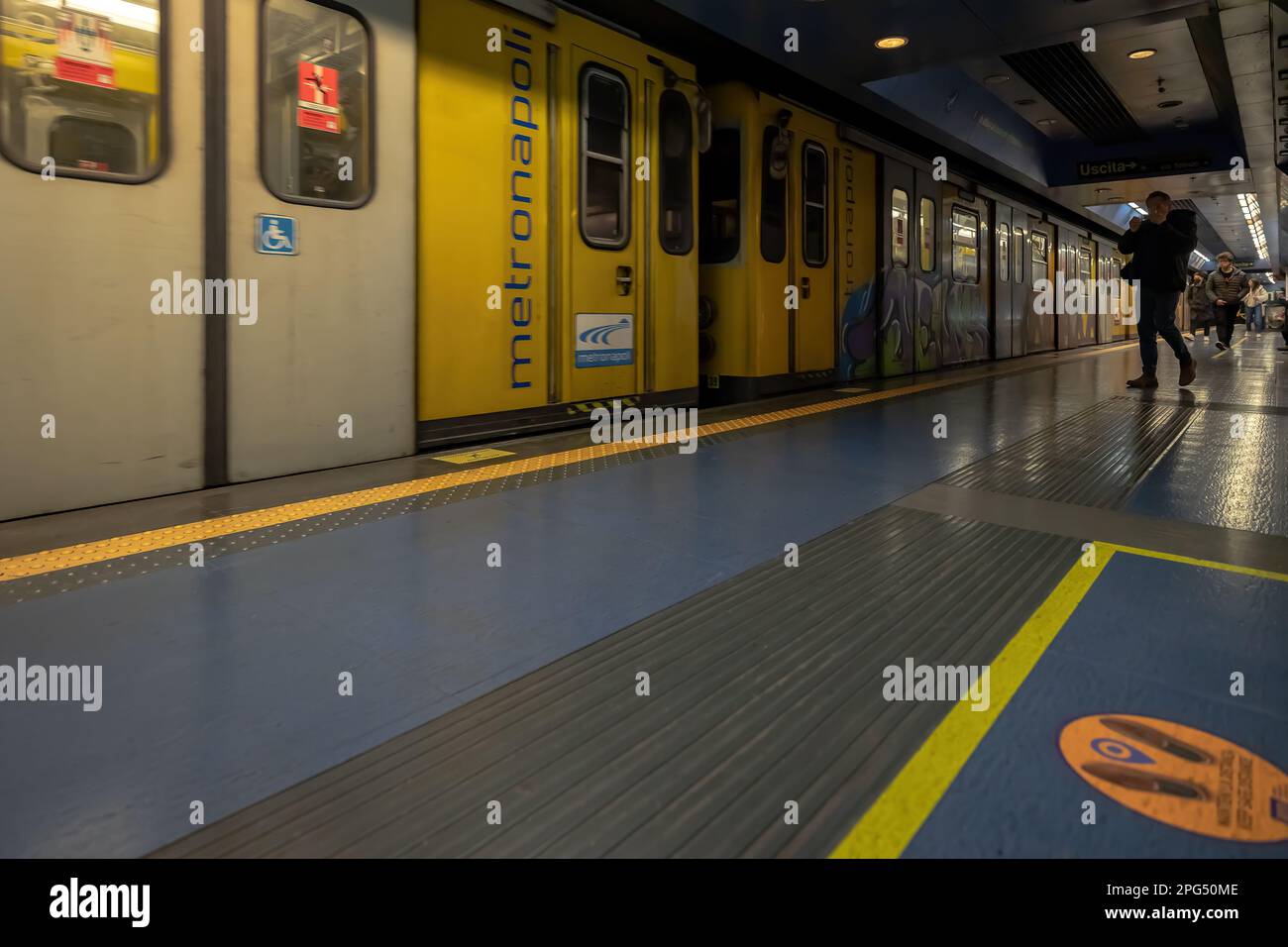 Neapel, Italien - 17. März 2023: Metropolitanfahrt am Bahnsteig der Metrostation Neapel, Linie 1. Passagiere steigen in den Zug ein und aus C. Stockfoto