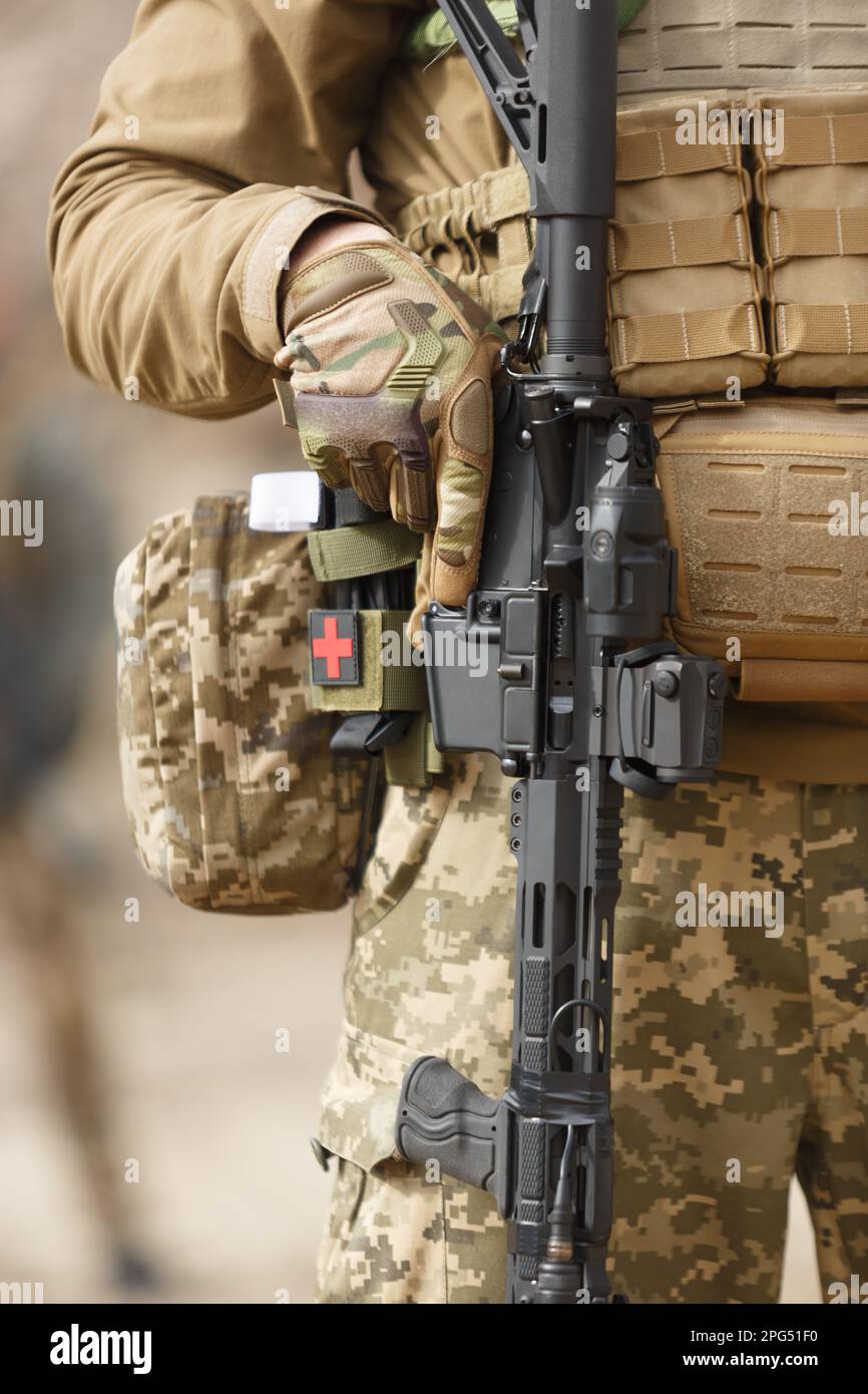 Ukrainischer Soldat bewaffnet mit einem modernen 5,56mm .223 Sturmgewehr und ausgestattet mit normaler Tarnkleidung Stockfoto