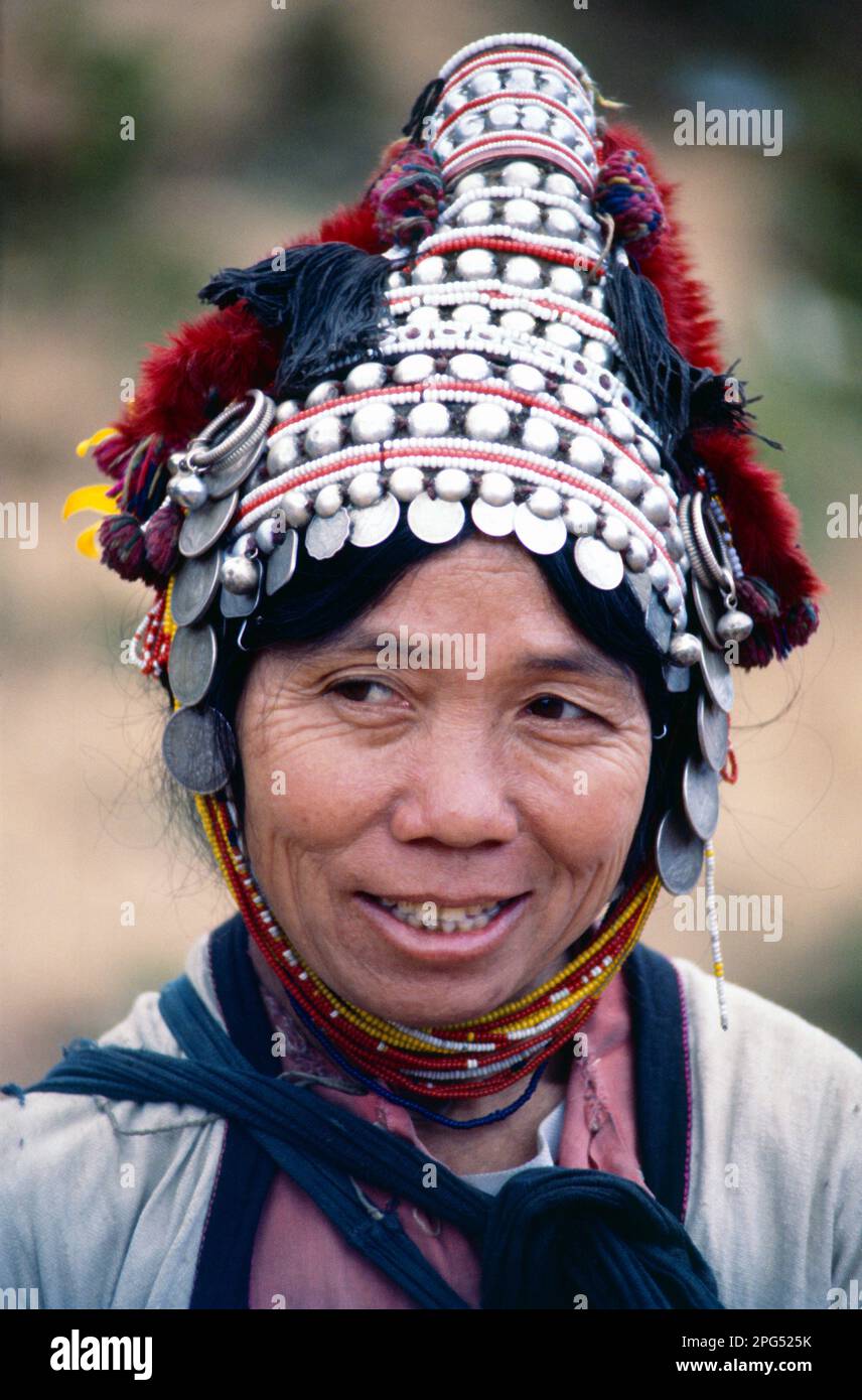 Thailand. Chiang Rai. Akha-Leute. Porträt einer Stammesfrau im traditionellen Kopfschmuck. Stockfoto