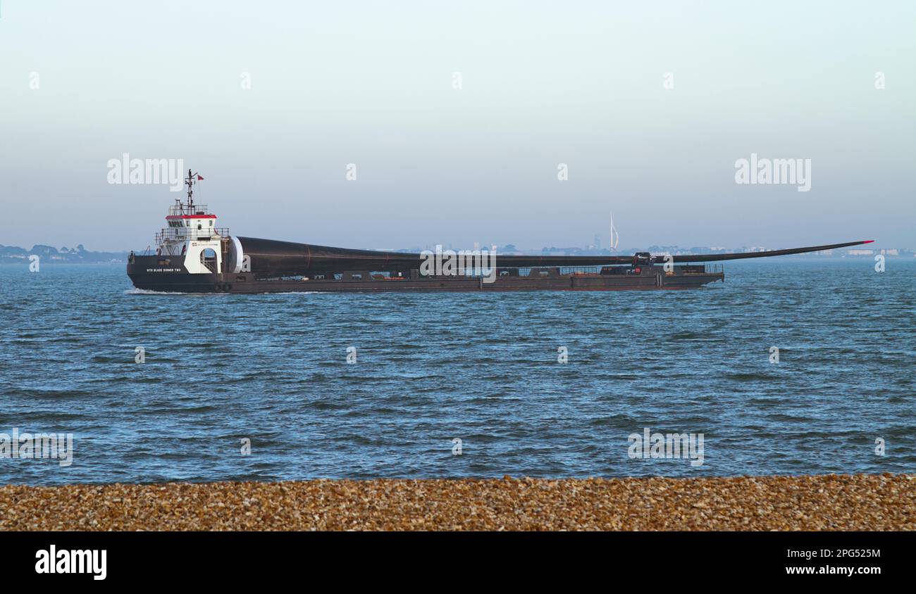 Spezialschiff, das Einen Flügel von einer Offshore-Windturbine auf der Solent, Calshot, Großbritannien, transportiert Stockfoto