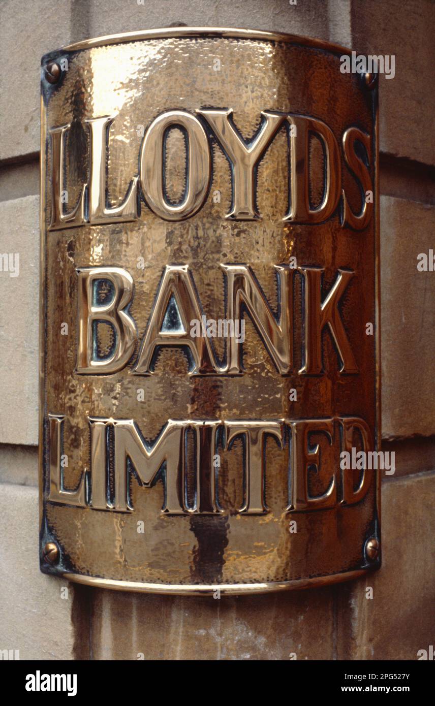 Vereinigtes Königreich. England. Somerset. Bad. Lloyds Bank. Historisches geschwungenes Messingschild. Stockfoto