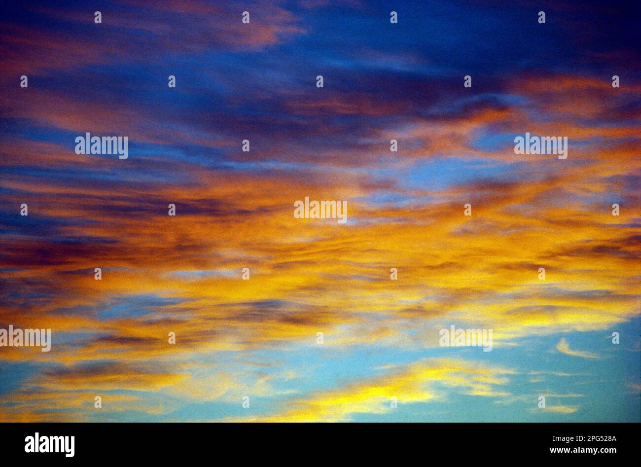 Himmel. Cirrus Wolken bei Sonnenuntergang. Stockfoto