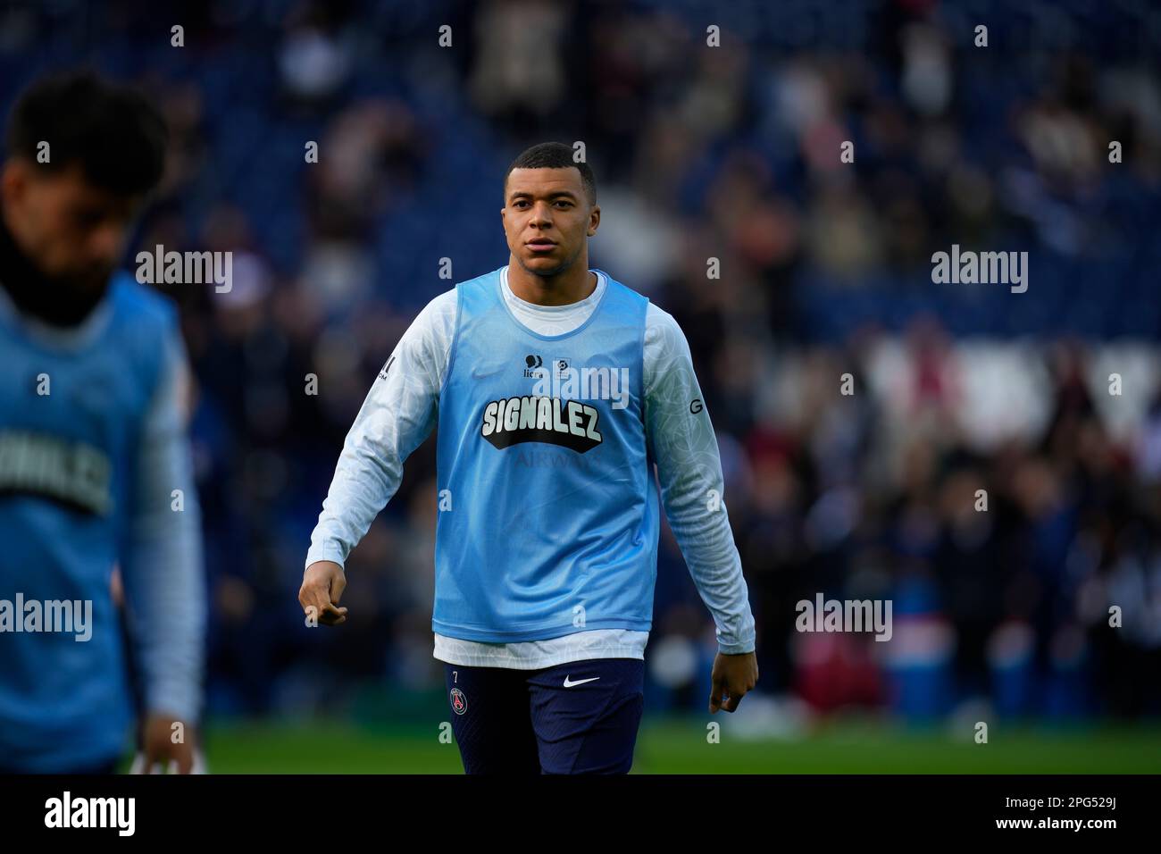 Paris, Paris, Frankreich. 19. März 2023. KYLIAN MBAPPE vor dem Spiel der französischen Ligue 1 zwischen Paris Saint-Germain (PSG) und Stade Rennais am Parc des Princes am 19. März 2023 in Paris, Frankreich. (Kreditbild: © Glenn Gervot/ZUMA Press Wire) NUR REDAKTIONELLE VERWENDUNG! Nicht für den kommerziellen GEBRAUCH! Stockfoto