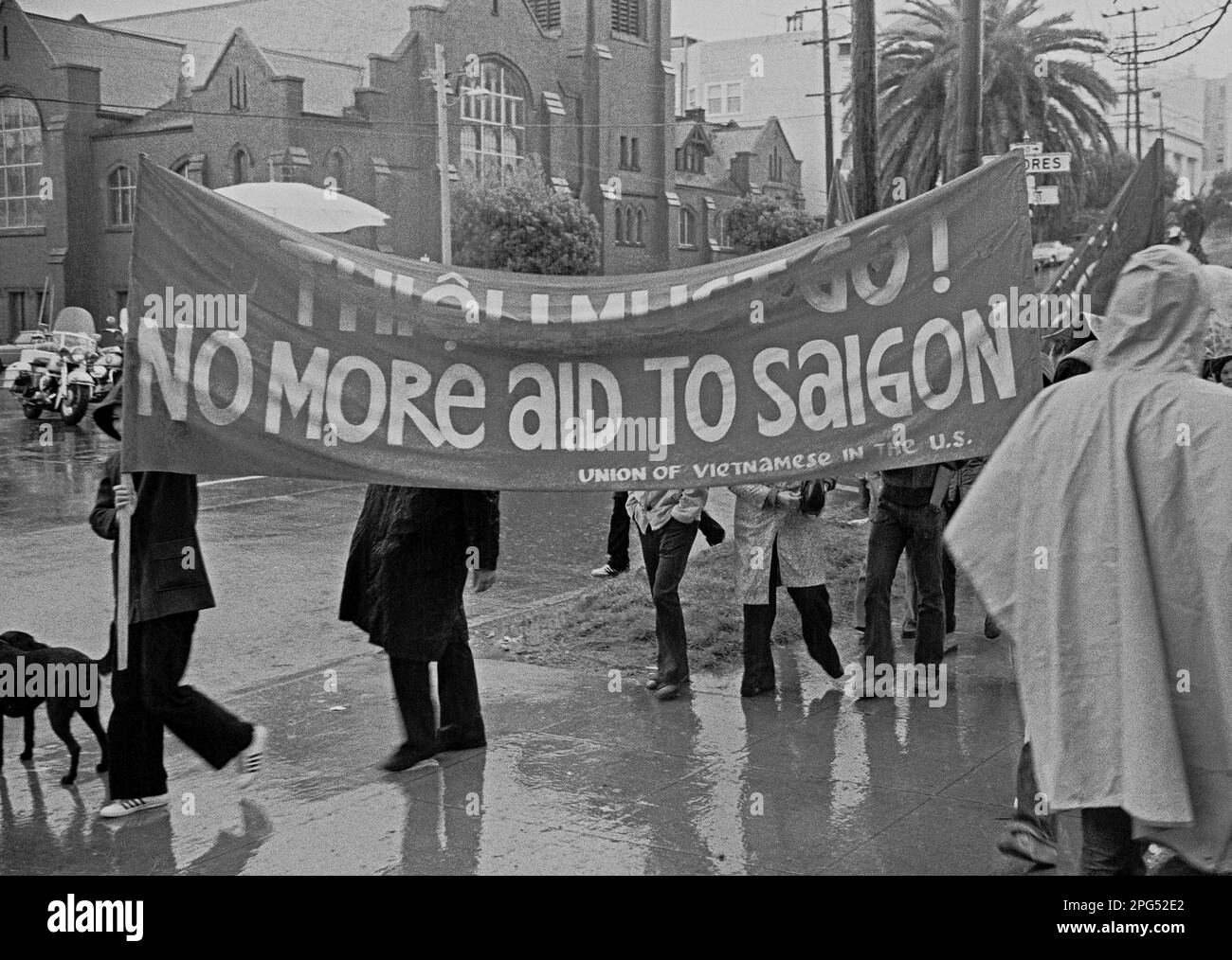 Thieu muss gehen, keine Hilfe mehr für Saigon-Banner, die 1975 von Demonstranten des Vietnamkriegs in San Francisco, Kalifornien, getragen wurde Stockfoto