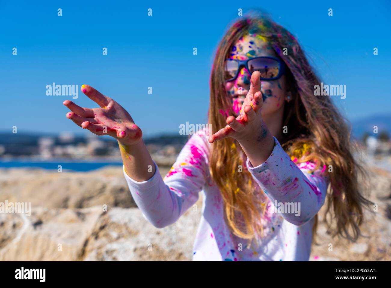 Junge europäerin feiert heiliges Fest mit blauem Himmel. Hochwertiges Foto Stockfoto