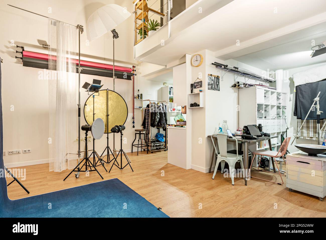 Fotostudio mit Lampen, Hintergründen, Zubehör und Requisiten  Stockfotografie - Alamy