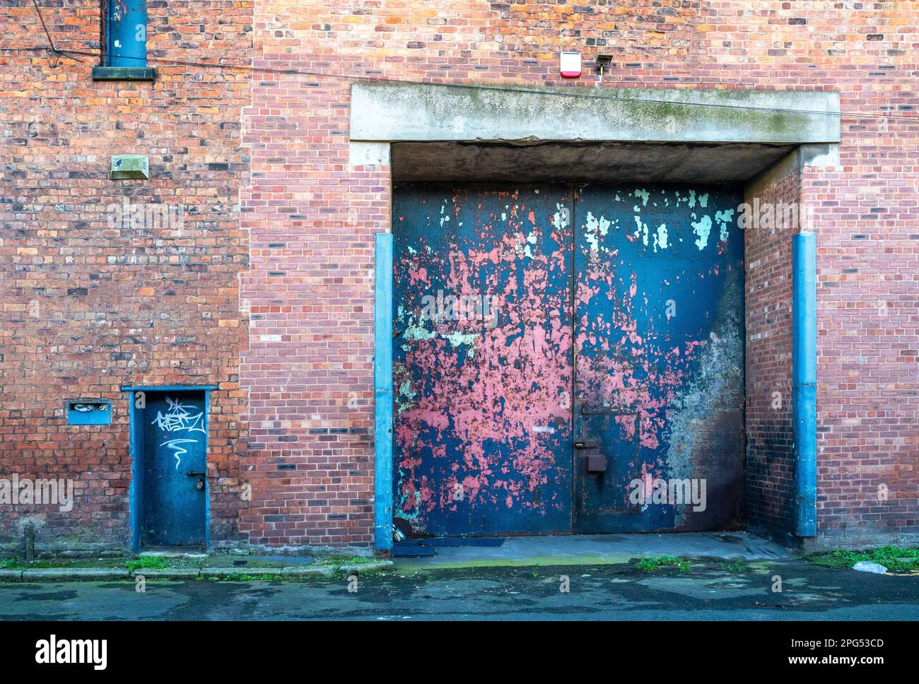 Türen der Stahlladerampe im Lagerhaus in Liverpool Stockfoto