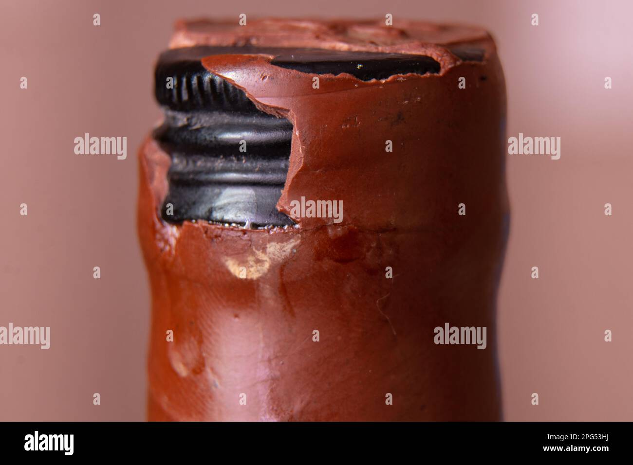 Der Hals eines alten 1939-Whiskey-Flaschenmakros Stockfoto