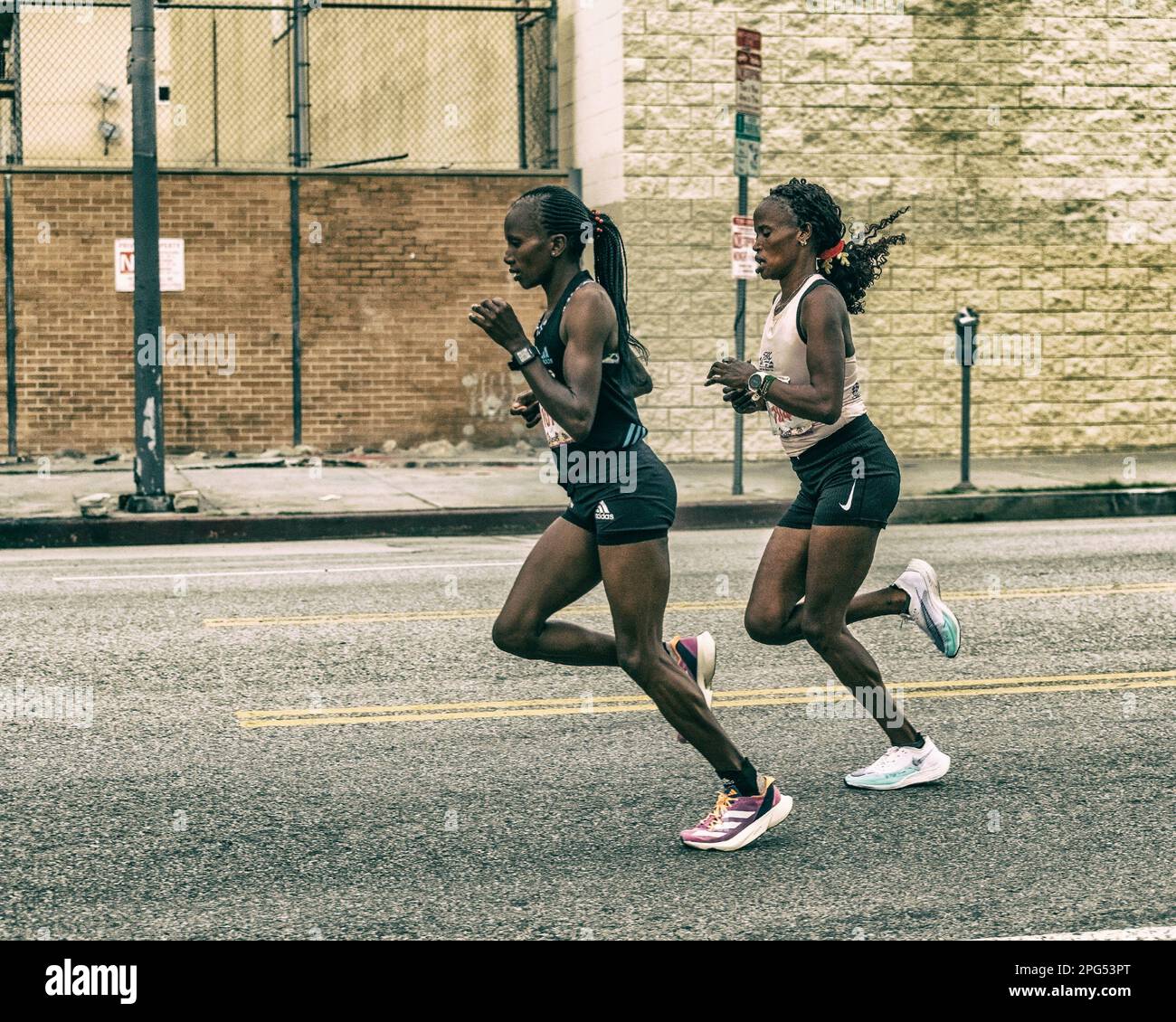 19. März 2023, Los Angeles, CA, USA: Stacy Ndiwa (Lob 107) und Martha Akeno (Lob 104) laufen beim alljährlichen Los Angeles Marathon 38. in Los Angeles, CA. Stockfoto