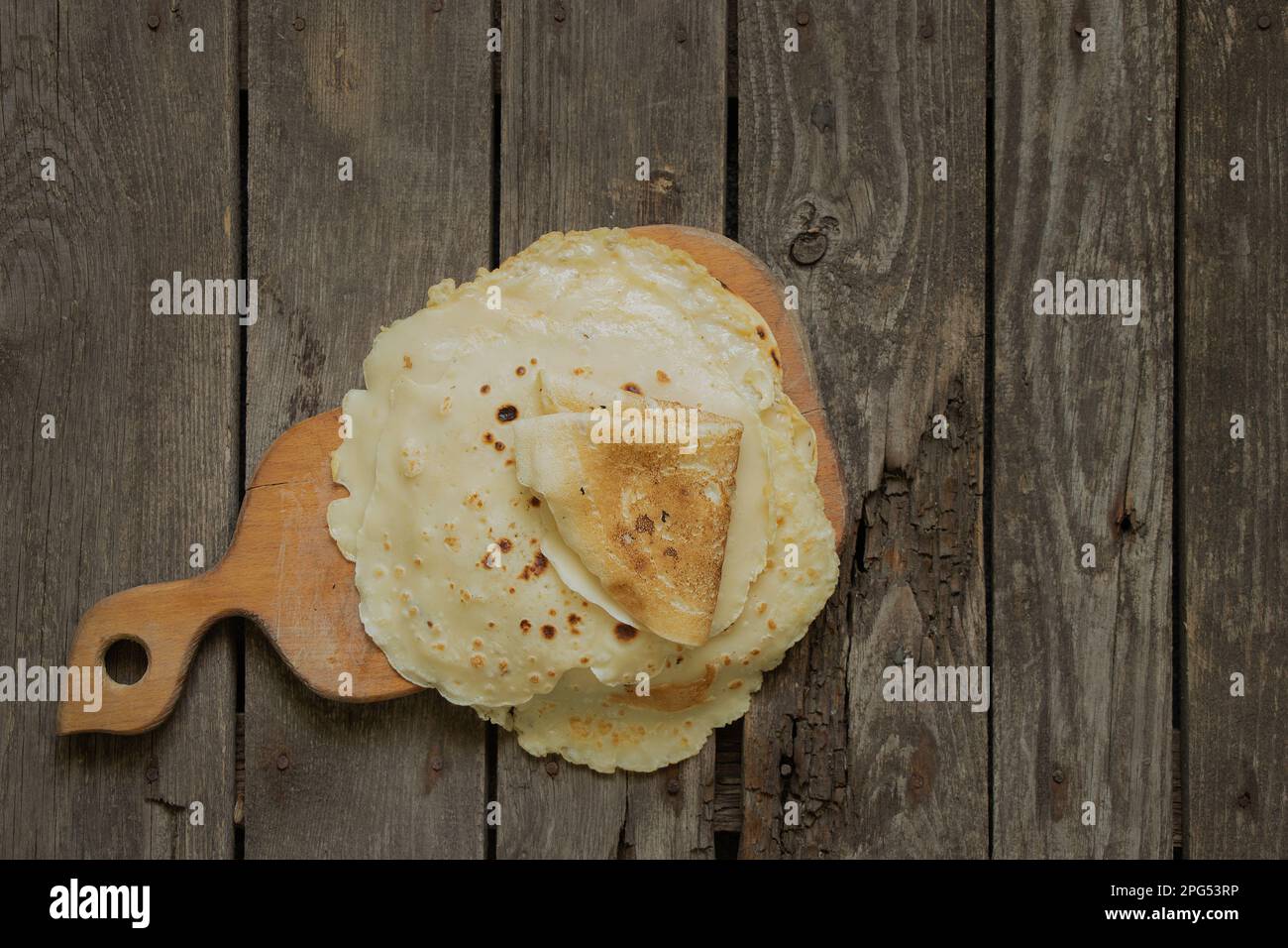 Ein Stapel gebratener Pfannkuchen auf einem Holztisch in der Küche zum Frühstück Stockfoto