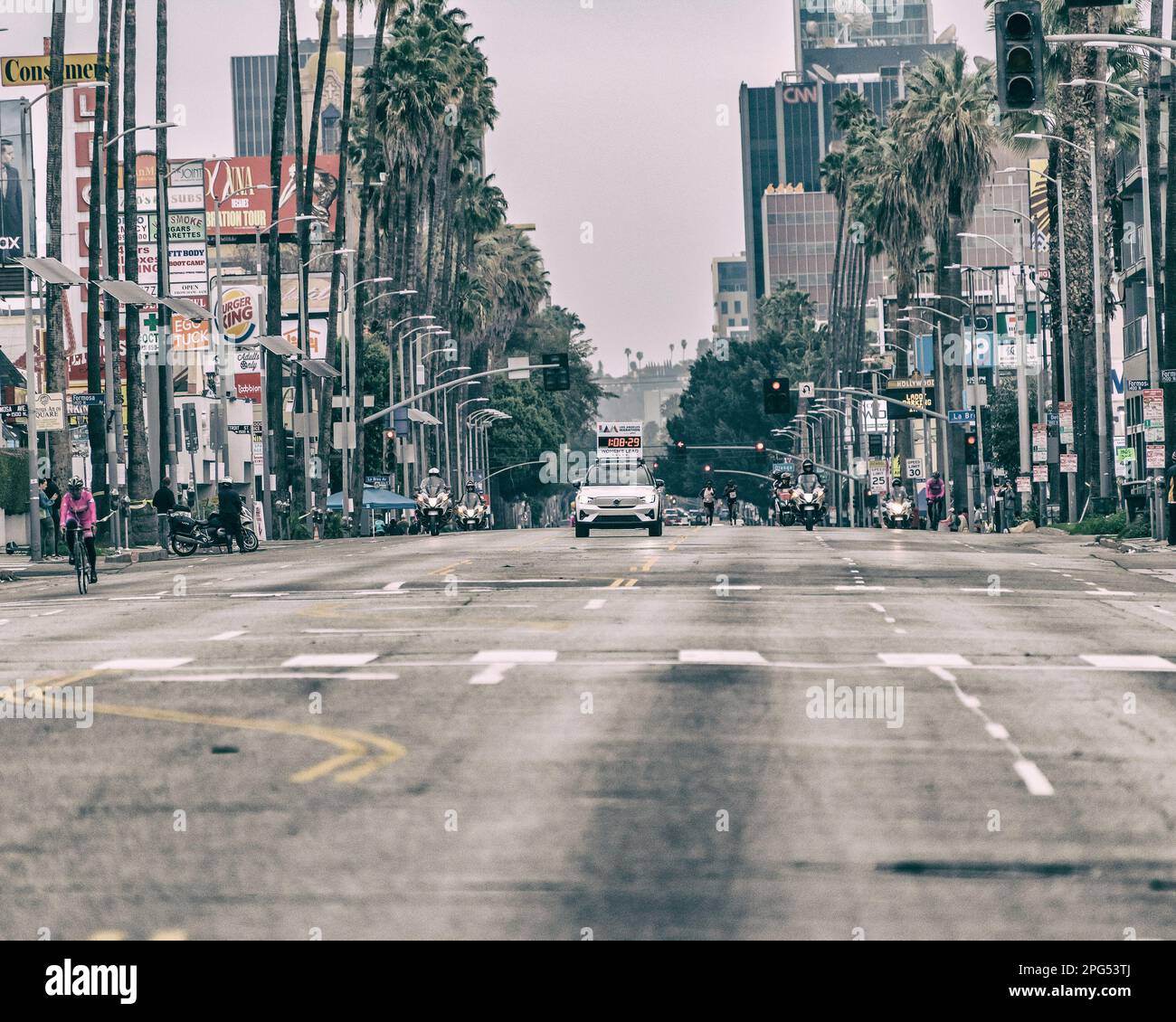 19. März 2023, Los Angeles, CA, USA: Der weibliche Leitwaggon fährt auf dem Sunset Boulevard während des alljährlichen Los Angeles Marathons 38. in Los Angeles, CA. Stockfoto