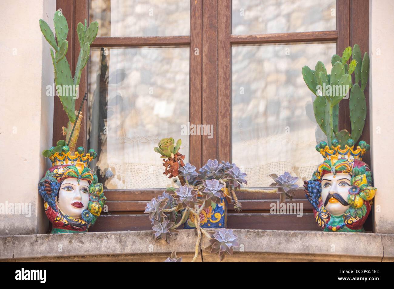 In Taormina, Italien , am 03 - 09 - 2022 - traditionelle Keramikmaurköpfe, Sizilien, Italien Stockfoto