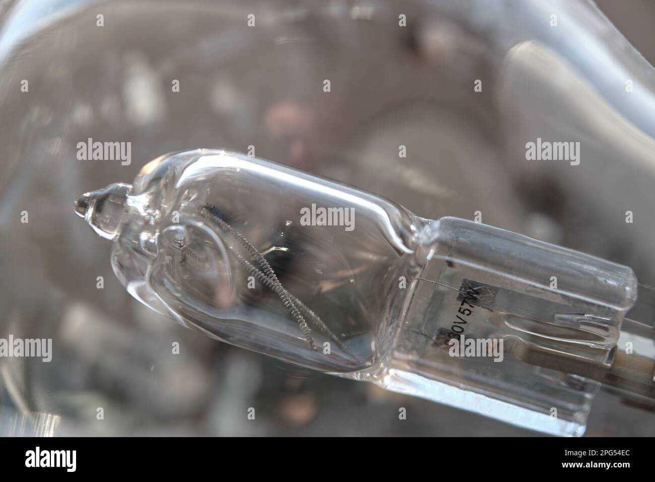 Nahaufnahme einer ausgebrannten, defekten Glühlampe mit gebrochenem wolfram-Glühfaden in einer Glaslampe. Für 230V W und einen Stromverbrauch von 57W W. Stockfoto