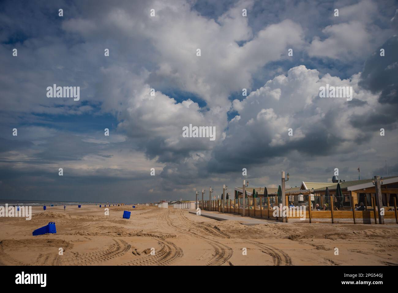 Dramatisch bewölkter Himmel über Katwijk Beach, Niederlande Stockfoto