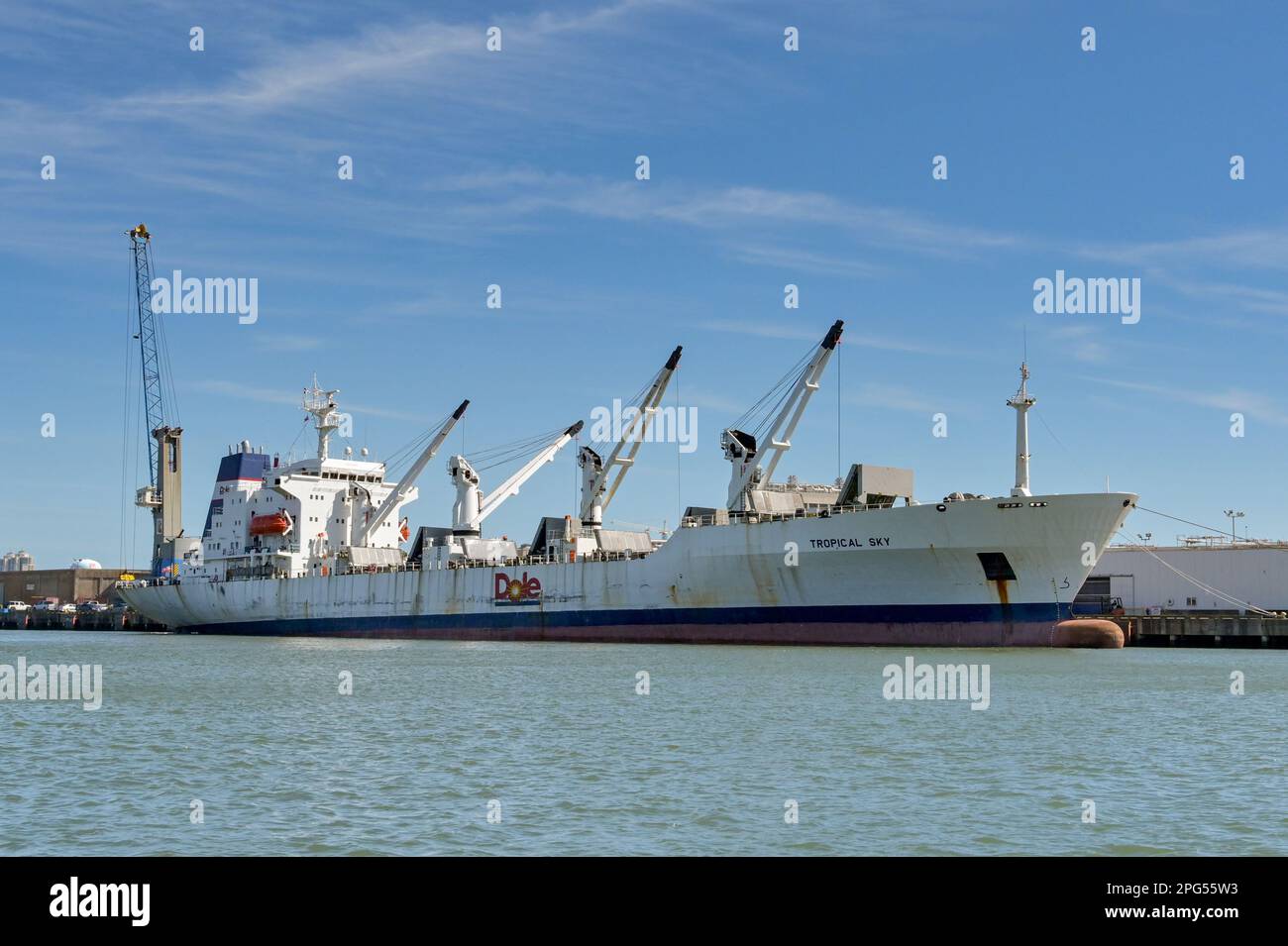 Galveston, Texas, USA - Februar 2023: Frachtschiff Tropical Sky, das von der Firma Dole betrieben wird und Bananen in den Docks der Stadt entlädt Stockfoto