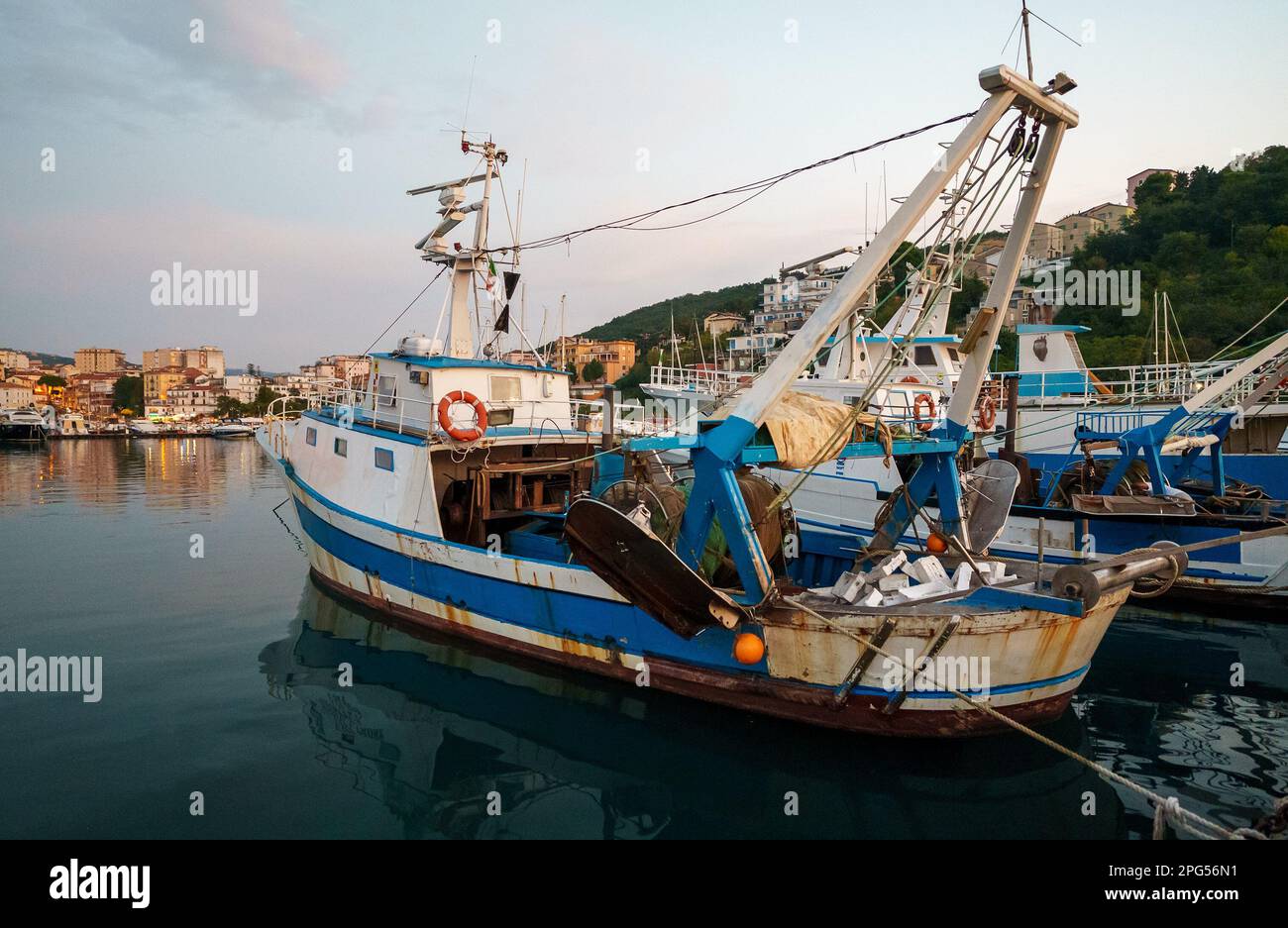 Kleines Fischerboot im Hafen. Stockfoto