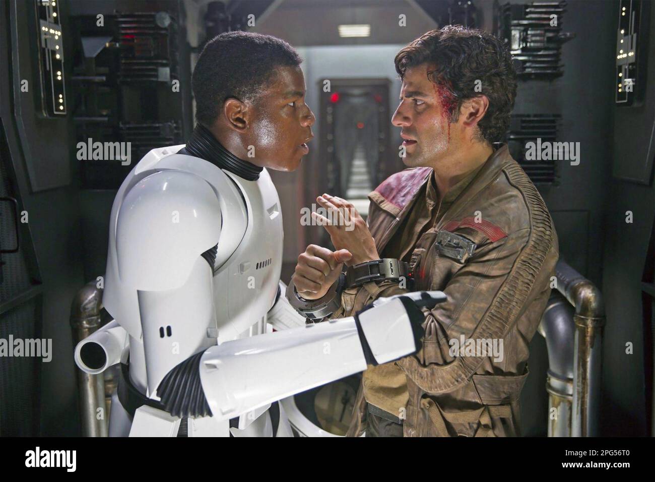 STAR WARS: THE FORCE ERWACHT 2015 Walt Disney Studios Motion Pictures Film mit John Boyega auf der linken Seite und Oscar Isaac Stockfoto