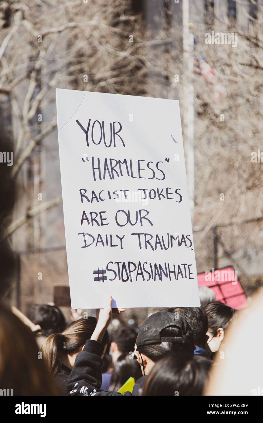 Schild "Ihre harmlosen rassistischen Witze" bei der Anti-Asian Gewaltdemonstration, New York City, New York, USA Stockfoto