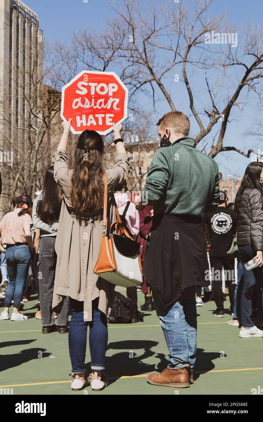 Ein Paar mit dem Schild „Stop Asian Hass“ bei der Anti-Asian Violence Rally, New York City, New York, USA Stockfoto