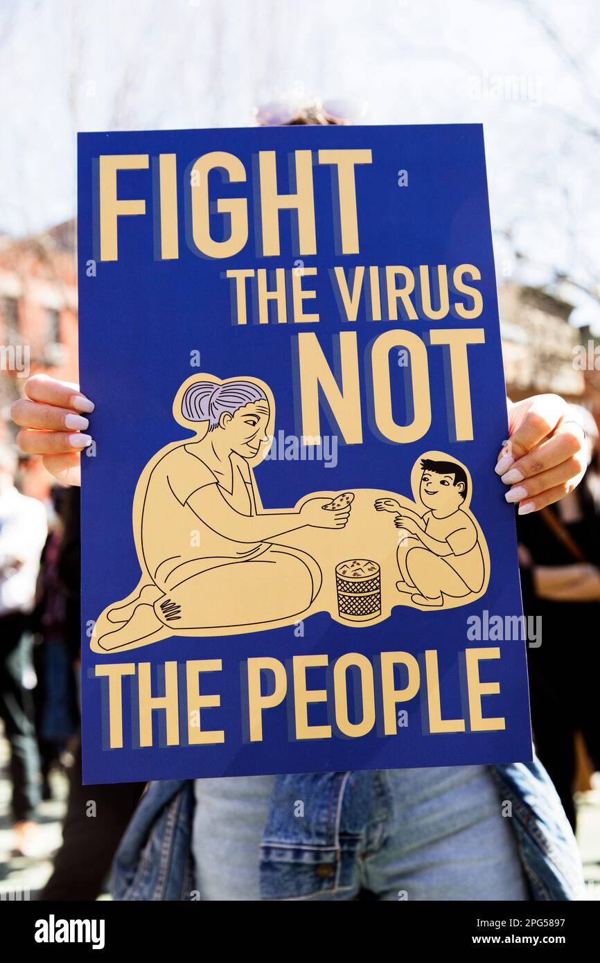 „Den Virus bekämpfen, nicht die Menschen“ Schild bei Anti-Asian Violence Rally, New York City, New York, USA Stockfoto