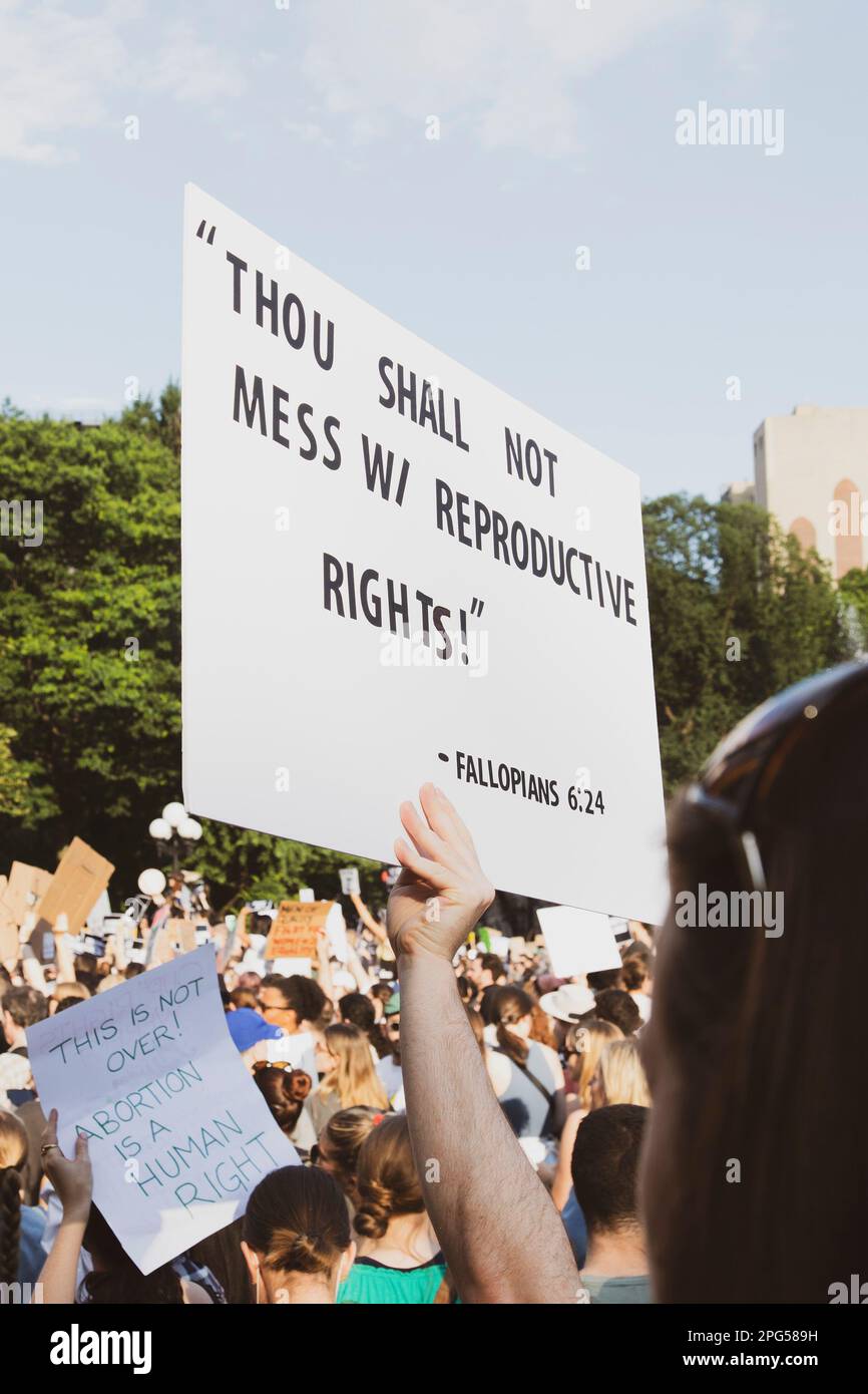 Protestschild bei der Abtreibung-Rallye, Washington Square, New York City, New York, USA Stockfoto