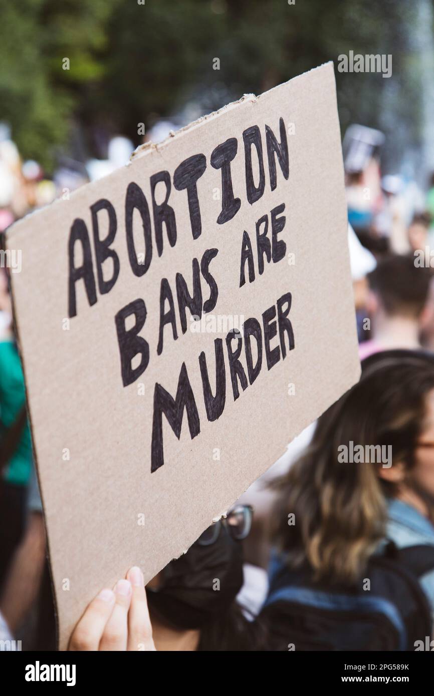 "Abtreibungsverbote sind Mord" Schild auf der Abtreibungsrechte-Rallye, Washington Square, New York City, New York, USA Stockfoto