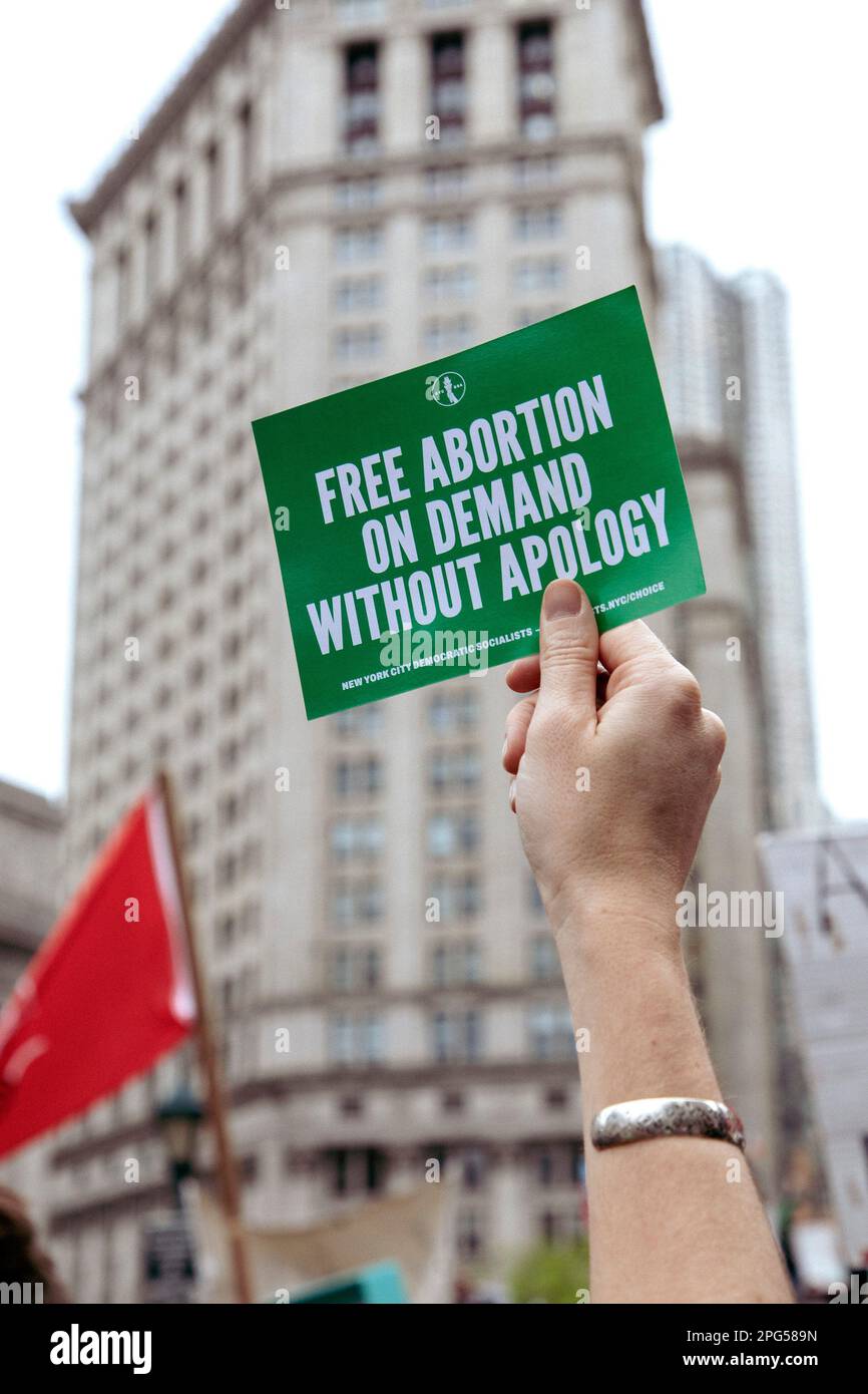 Grüner Aufkleber „Free Abtreibung on Demand“ bei der Abtreibungsrechte-Rallye, New York City, New York, USA Stockfoto
