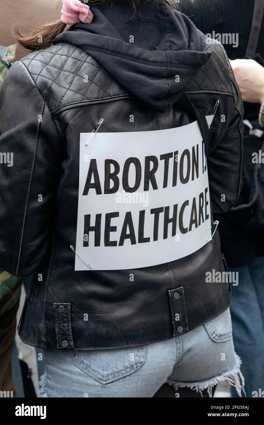 „Abtreibung ist Gesundheit“ Schild an Lederjacke angeheftet bei Abtreibung Rights Rally, New York City, New York, USA Stockfoto
