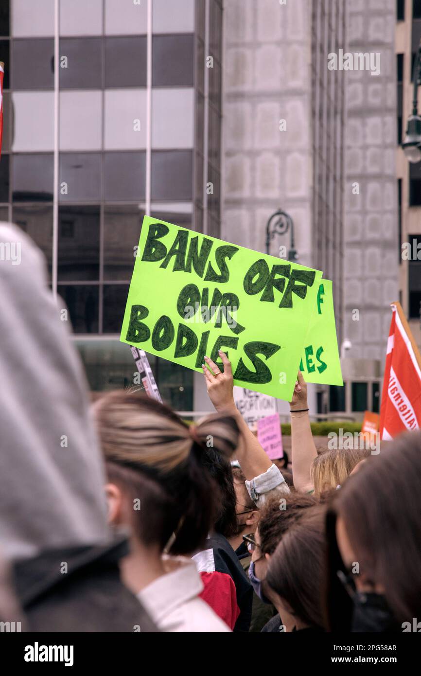 "Bans off our Bodies" -Schild bei der Abtreibungsrechte-Rallye, New York City, New York, USA Stockfoto