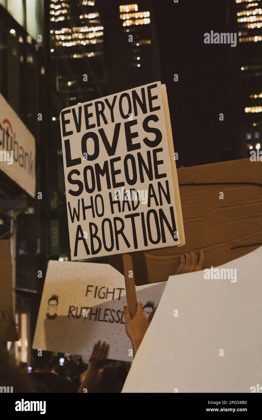 „Everyone Loves someone who had a abortion“-Schild bei der Abtreibungsrechte-Rallye, New York City, New York, USA Stockfoto