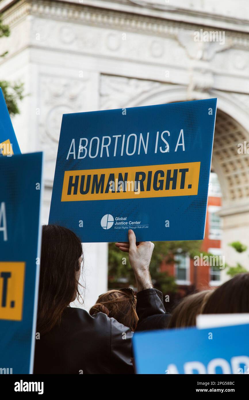 „Abtreibung ist ein Menschenrecht“-Schild bei der Abtreibungsrechtrundfahrt, Washington Square, New York City, New York, USA Stockfoto