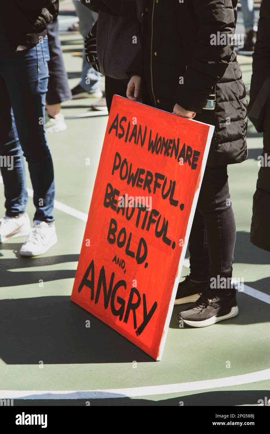 Unterschreiben Sie bei der Anti-Asian Gewaltdemonstration, New York City, New York, USA Stockfoto