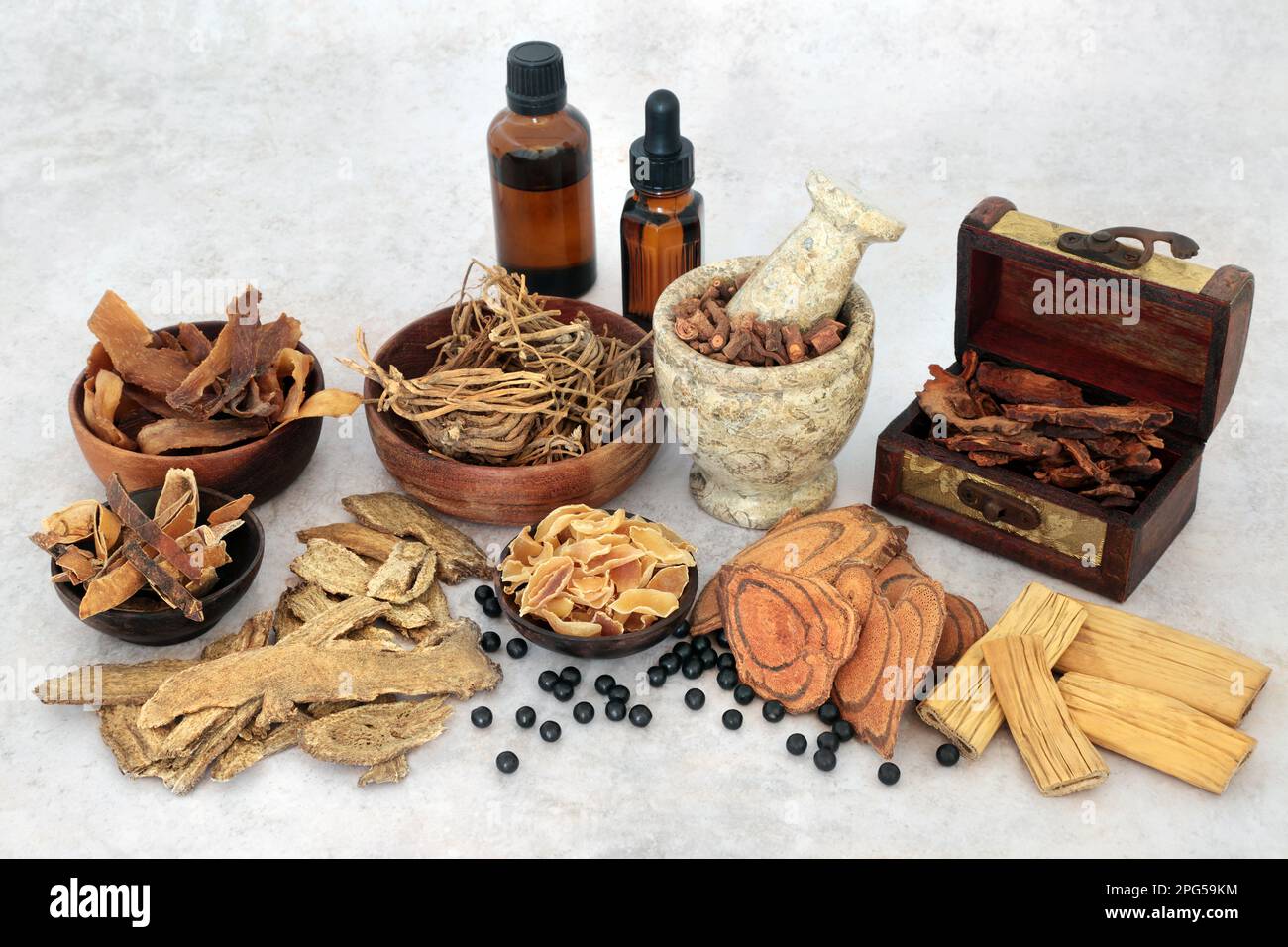 Kräuter und Gewürze für natürliche chinesische Kräuter pflanzliche Heilmittel mit Pillen, zhi bai di huang zur Stärkung der Chi-Lebenskraft. Stockfoto