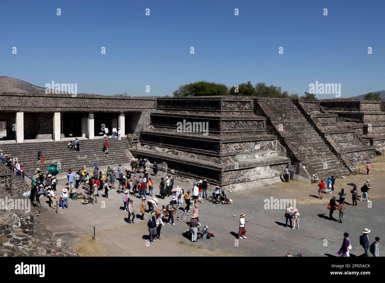 20. März 2023, Staat Mexiko, Mexiko: Tausende von Menschen kommen, um den Eingang des Frühlings an der archäologischen Ausgrabungsstätte Teotihuacan in der Gemeinde Teotihuacan im Staat Mexiko zu begrüßen. Am 20. März 2023 im Bundesstaat Mexiko, Mexiko (Kreditbild: © Luis Barron/Eyepix via ZUMA Press Wire) NUR REDAKTIONELLE VERWENDUNG! Nicht für den kommerziellen GEBRAUCH! Stockfoto