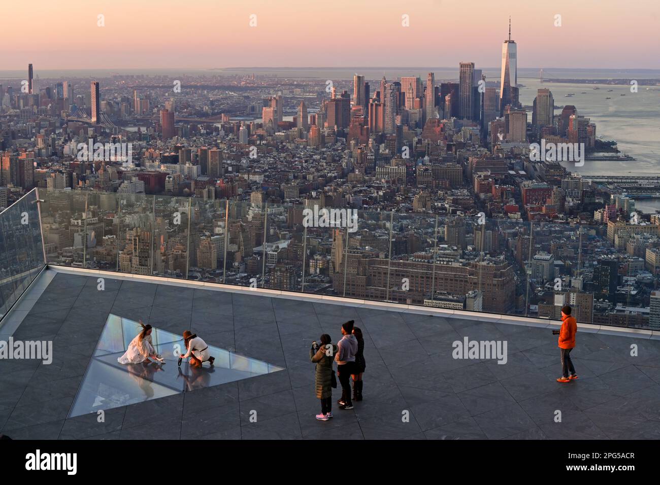 Ein Influencer erstellt am ersten Frühlingstag am 20. März 2023 in New York C Inhalte während des Sonnenaufgangs von der Aussichtsplattform Edge in Hudson Yards Stockfoto