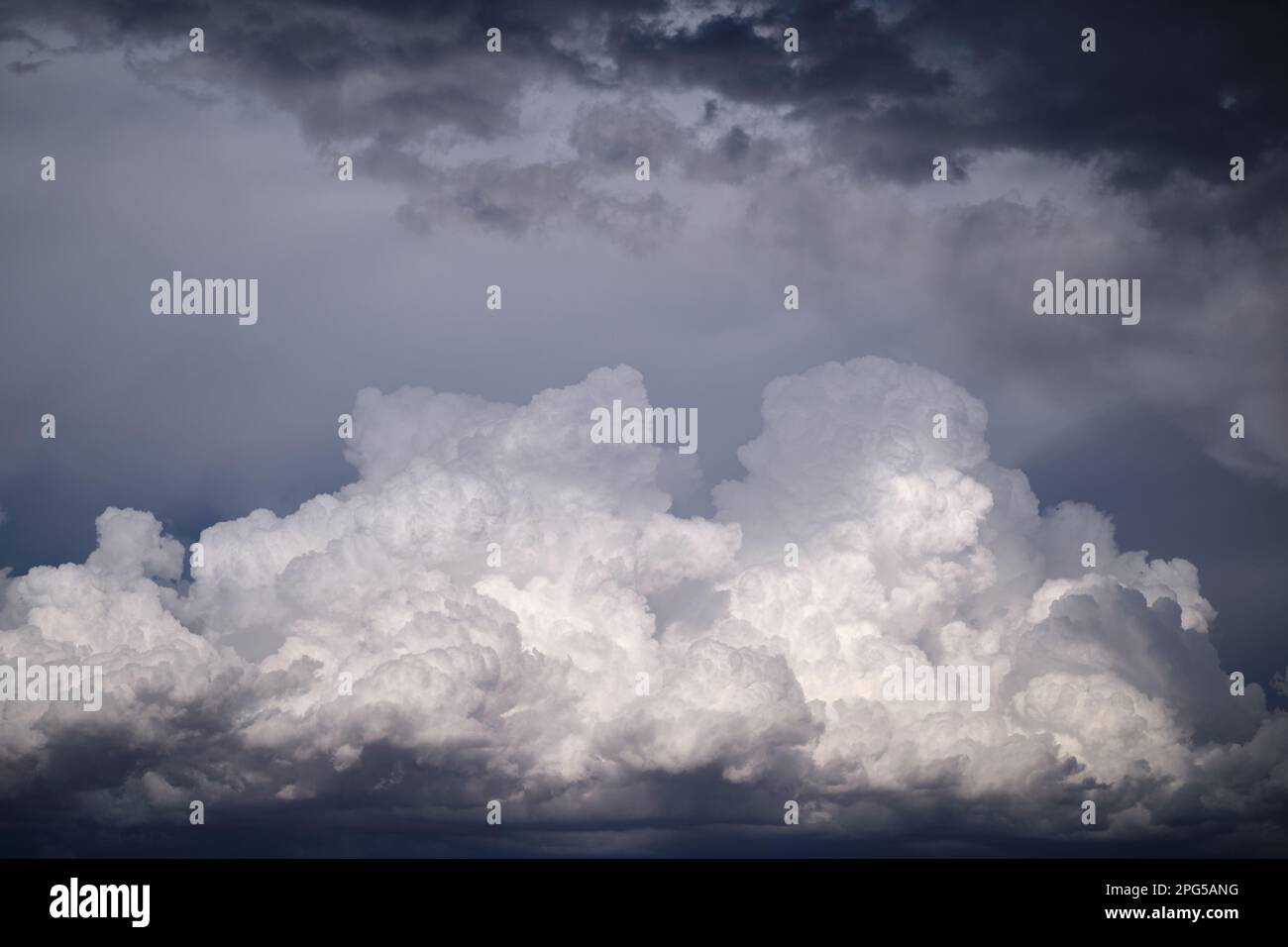 Dramatisches, stimmungsvolles Foto von Cumulus Clouds Building während eines Sommerstürms am späten Nachmittag in der Nähe von Mildura, Victoria, Australien. Stockfoto