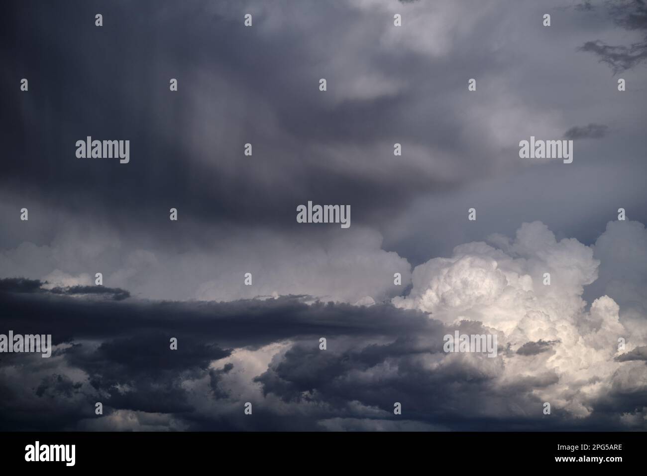 Nachmittagsabend, stimmungsvolles Sturmfoto, Cumulus-Wolke im Hintergrund mit vorbeiziehender Dusche in der oberen Hälfte des Rahmens. Nordwest-Victoria, bei Mildura, Vic Stockfoto