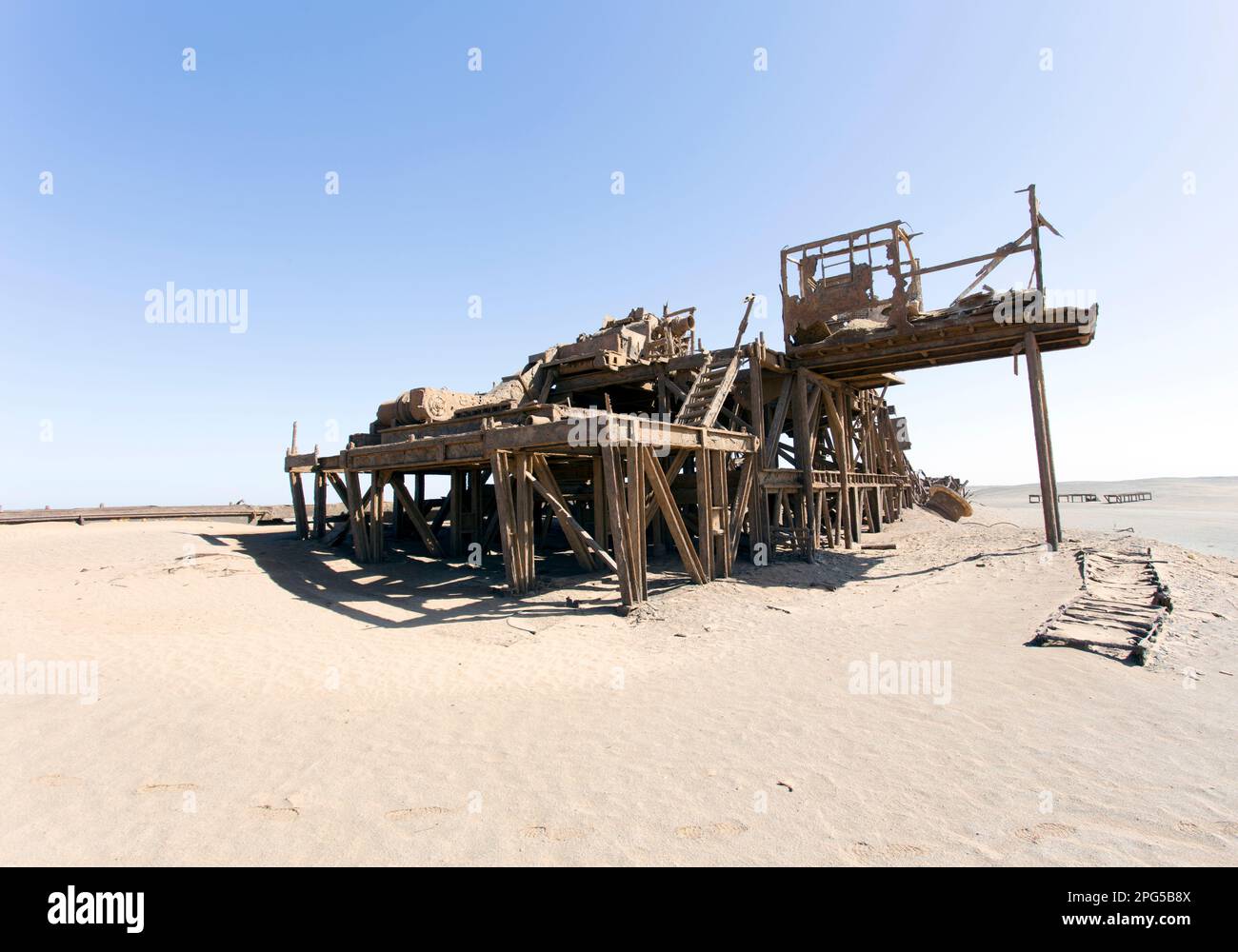 Skeleton Coast, Namibia - 10. August 2018: Blick auf den Bohrturm in der Wüste Stockfoto